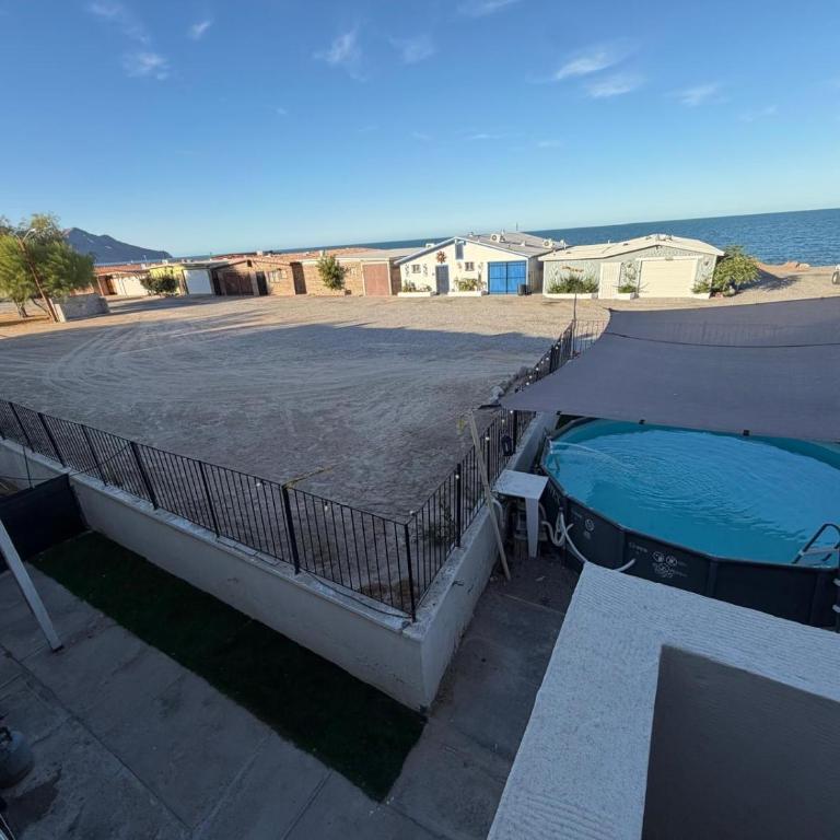 Shoreline Condo 5 Desert Oasis Free Wifi, Cool AC - Two-Bedroom Apartment with Sea View - 1