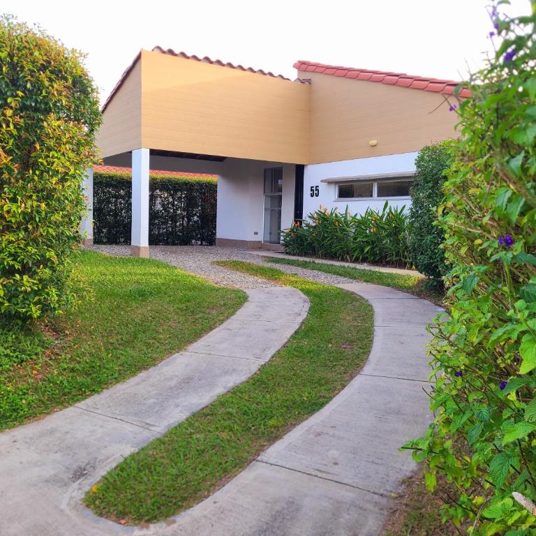 Casa Campestre en zona exclusiva con Jacuzzi, a 10 min del aeropuerto, 20 min parque del café, WiFi, parqueadero privado, vigilancia 24 hrs y amplias zonas sociales - Casa de 2 dormitorios - 63