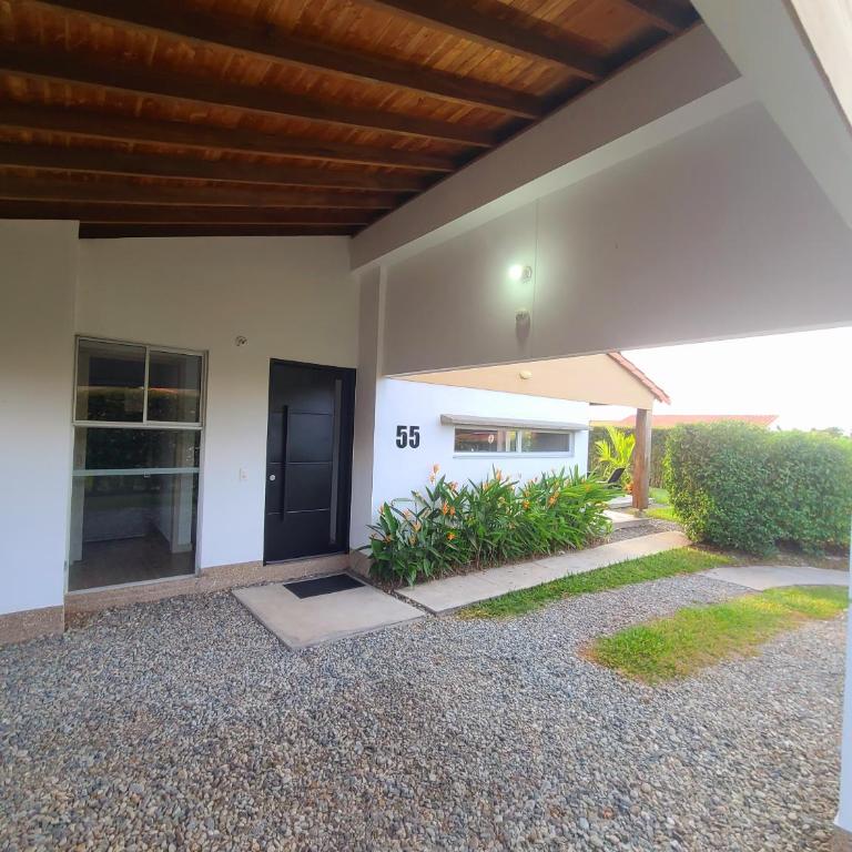 Casa Campestre en zona exclusiva con Jacuzzi, a 10 min del aeropuerto, 20 min parque del café, WiFi, parqueadero privado, vigilancia 24 hrs y amplias zonas sociales - Casa de 2 dormitorios - 64