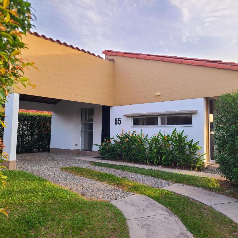Casa Campestre en zona exclusiva con Jacuzzi, a 10 min del aeropuerto, 20 min parque del café, WiFi, parqueadero privado, vigilancia 24 hrs y amplias zonas sociales - Casa de 2 dormitorios - 77