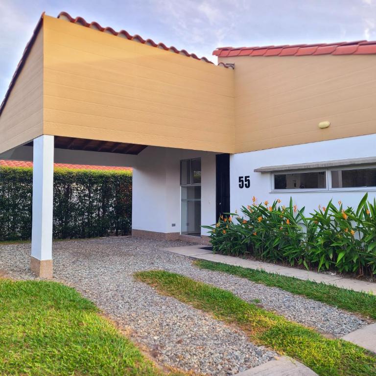 Casa Campestre en zona exclusiva con Jacuzzi, a 10 min del aeropuerto, 20 min parque del café, WiFi, parqueadero privado, vigilancia 24 hrs y amplias zonas sociales - Casa de 2 dormitorios - 78
