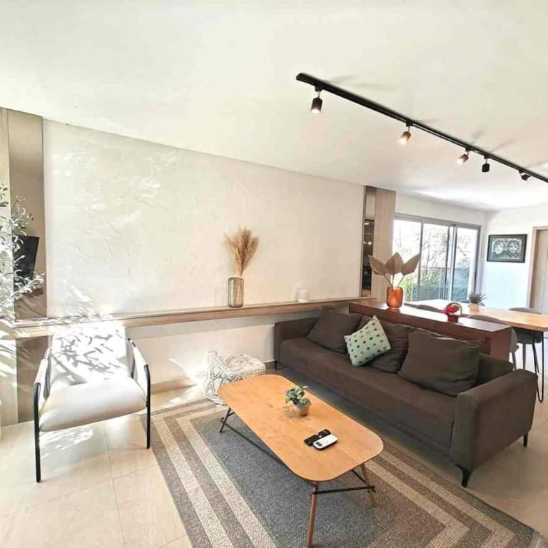 Twin Homes Compound - 5 Bedrooms - 1 km to US Consulate - Casa de 5 dormitorios - 30