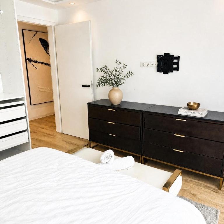 Beautiful new L apartment -15 min to Octoberfest - Apartamento con vistas a la piscina - 3
