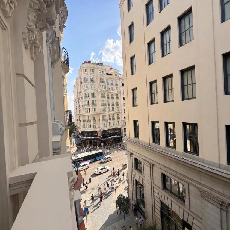 Sol House Madrid - Deluxe Doppelzimmer mit Balkon - 1