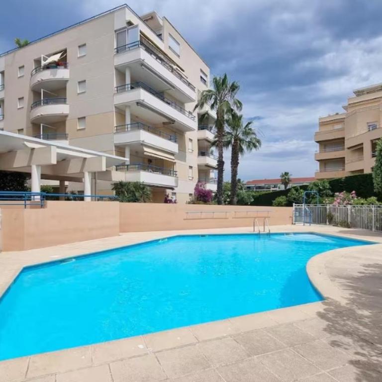 T2,garage,AC,swimming pool,750 m from the beach. - Apartamento de 1 dormitorio con terraza - 1