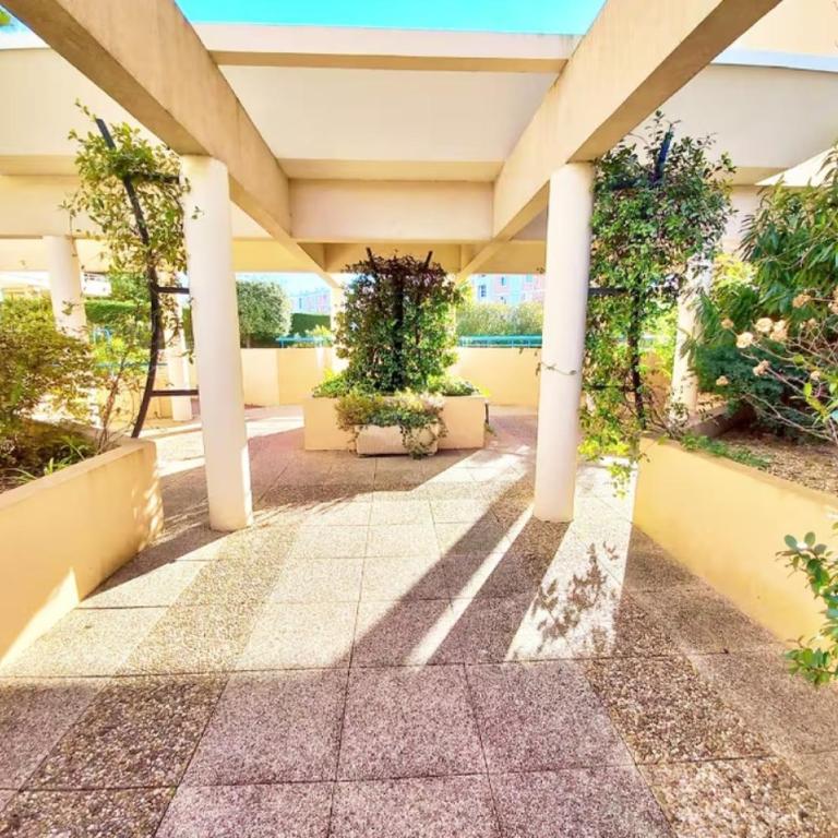 T2,garage,AC,swimming pool,750 m from the beach. - Apartamento de 1 dormitorio con terraza - 5