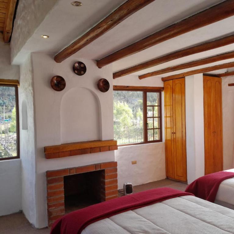 Carpe Diem Otavalo - Habitación Triple con vistas a la montaña - 3