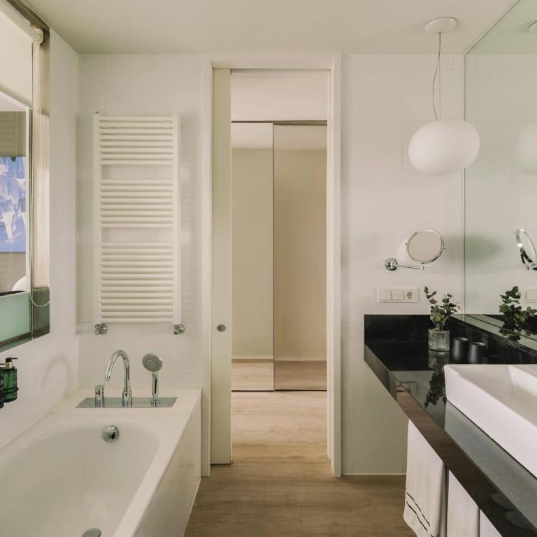 Meliá Barcelona Sky 4 Sup - Habitación Meliá con vistas a la piscina - 4
