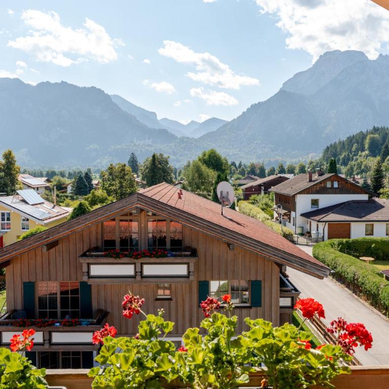Landhotel Guglhupf - Doppelzimmer mit Bergblick - 8