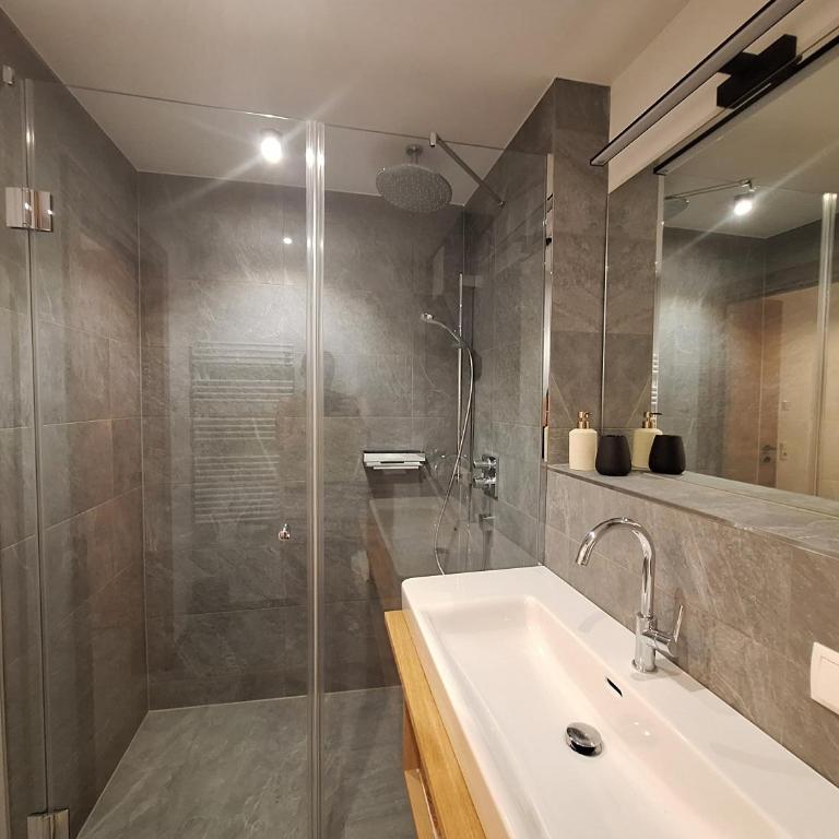 Mimis Bergnest Steinbock Lodges - Deluxe Apartment mit 2 Schlafzimmern und Gartenblick - 5