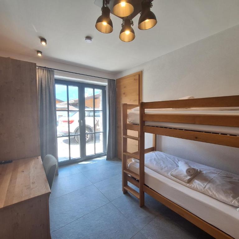 Mimis Bergnest Steinbock Lodges - Deluxe Apartment mit 2 Schlafzimmern und Gartenblick - 6