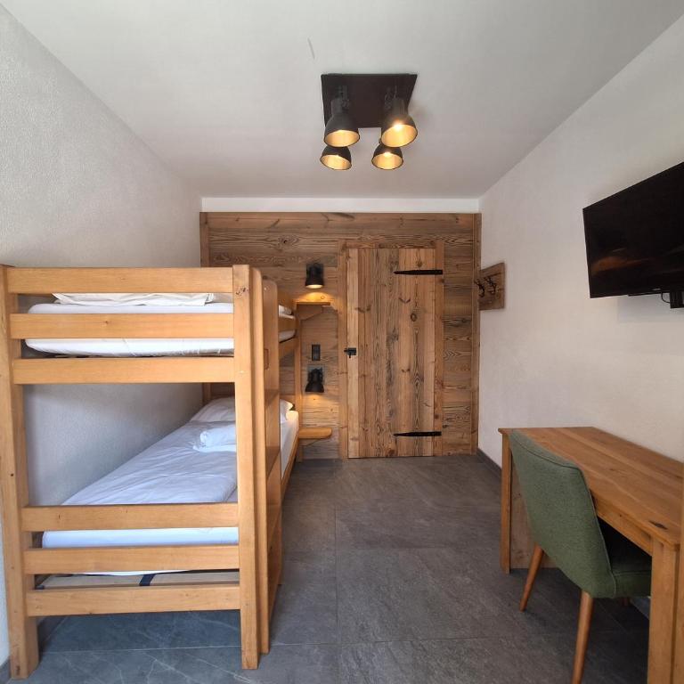 Mimis Bergnest Steinbock Lodges - Deluxe Apartment mit 2 Schlafzimmern und Gartenblick - 9