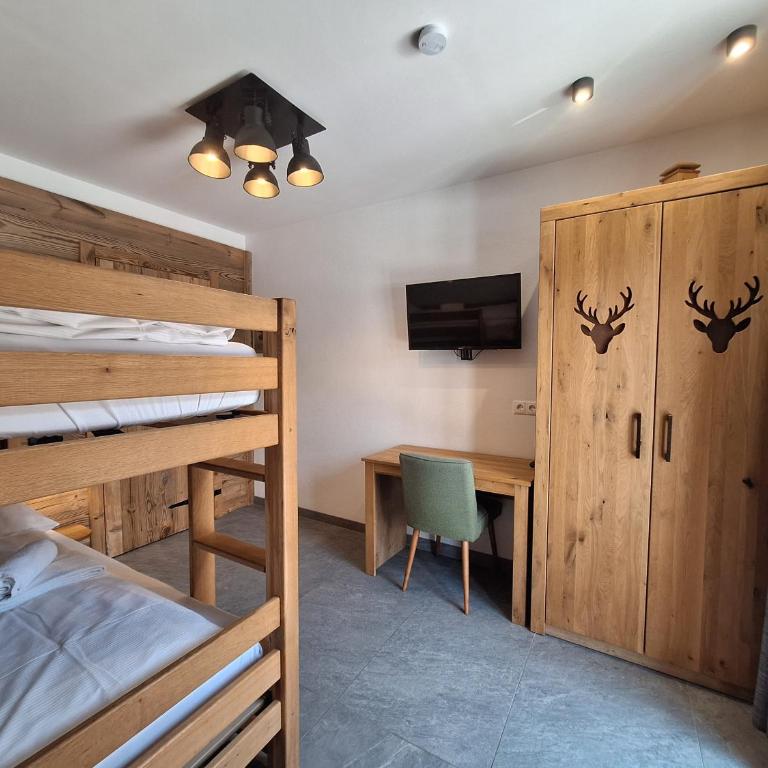 Mimis Bergnest Steinbock Lodges - Deluxe Apartment mit 2 Schlafzimmern und Gartenblick - 10