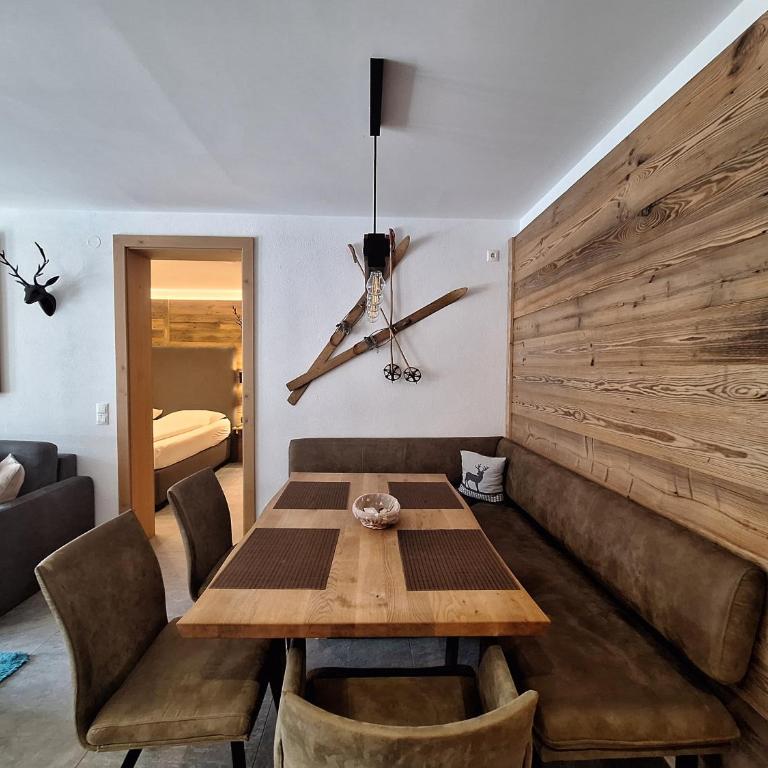 Mimis Bergnest Steinbock Lodges - Deluxe Apartment mit 2 Schlafzimmern und Gartenblick - 12