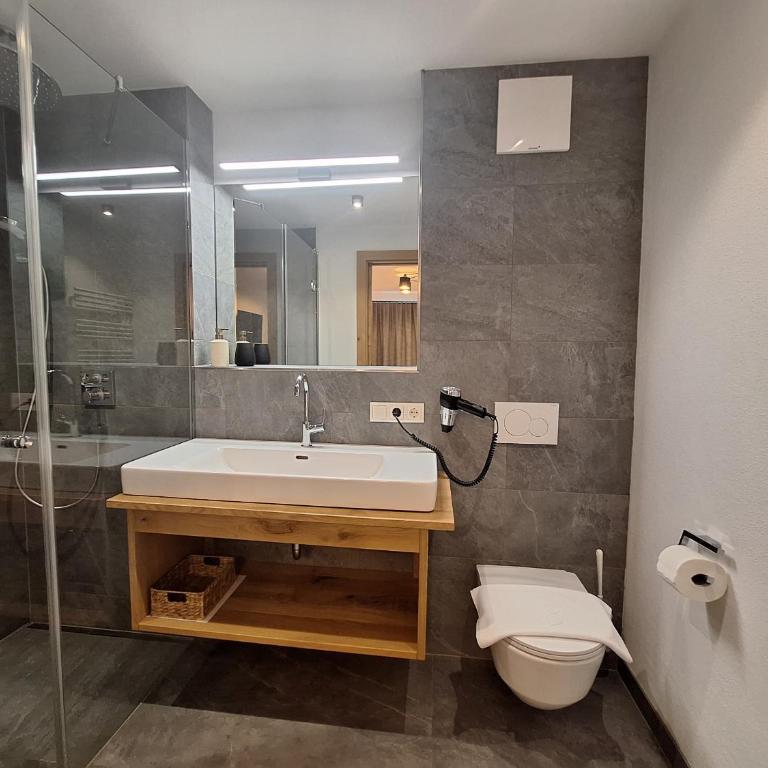 Mimis Bergnest Steinbock Lodges - Deluxe Apartment mit 2 Schlafzimmern und Gartenblick - 15