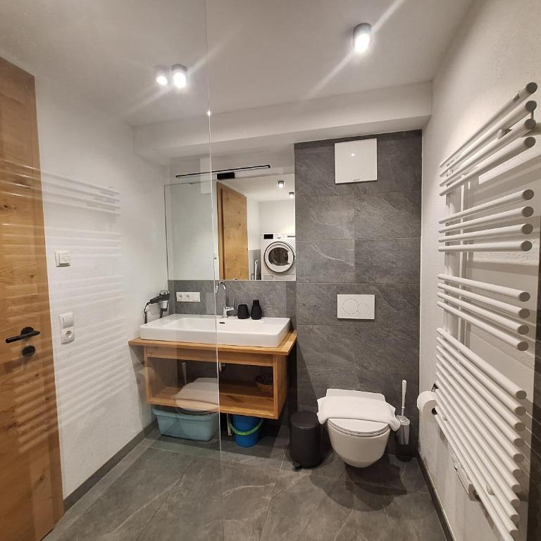 Mimis Bergnest Steinbock Lodges - Deluxe Apartment mit 2 Schlafzimmern und Gartenblick - 14