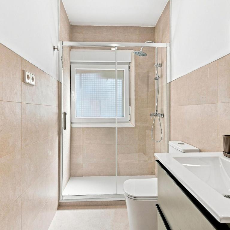 Modernas habitaciones con baño privado - Habitación Cuádruple Confort - 5