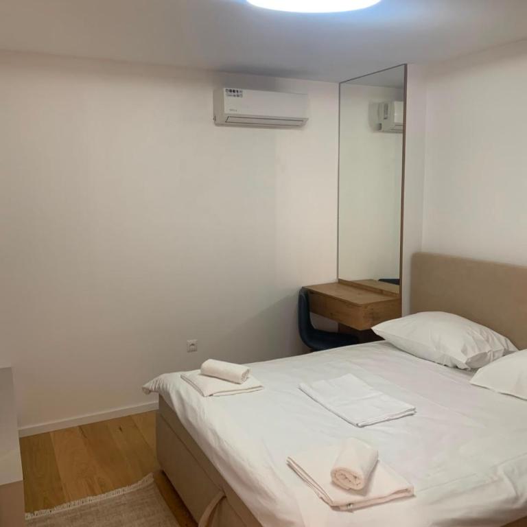 Modern City hall apartments - Deluxe Double Room - 6