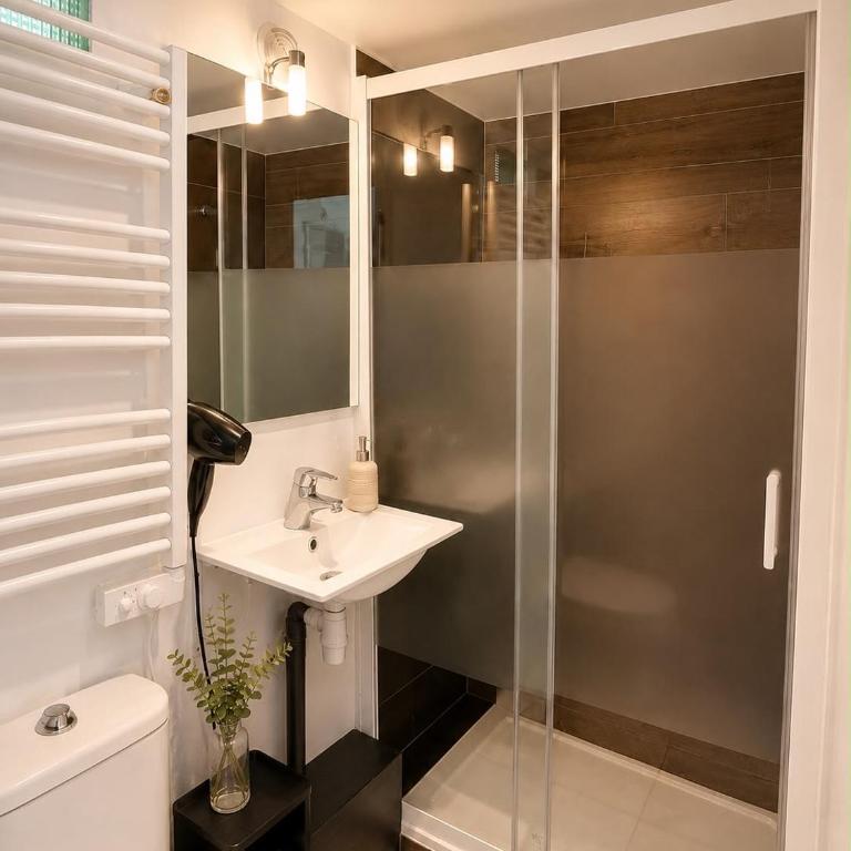 2 Bedroom, private bath plus Near Beach - Chambre Familiale avec Salle de Bains Privative - 1