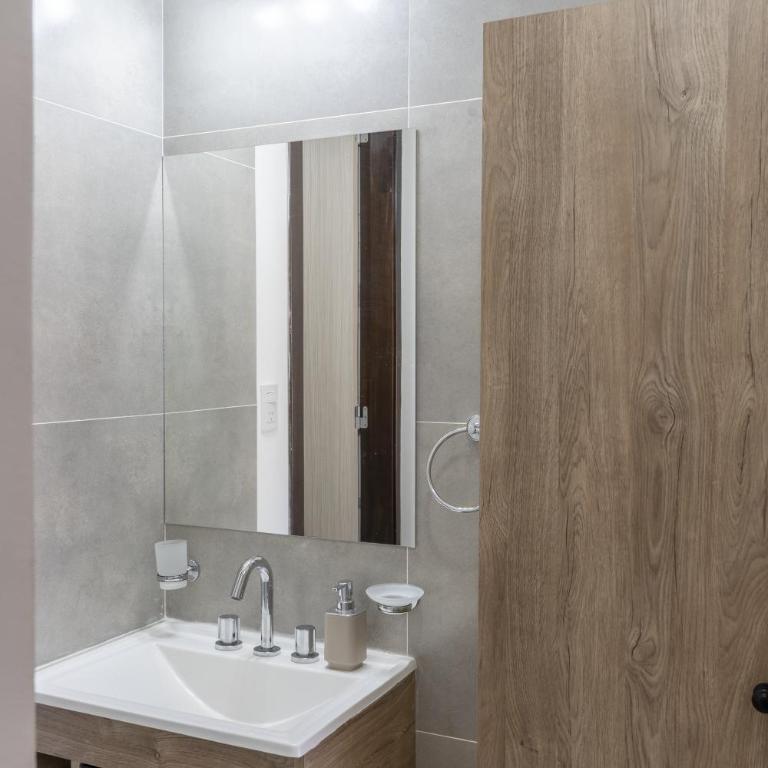 Depto céntrico con balcón, Pileta - One-Bedroom Apartment - 8