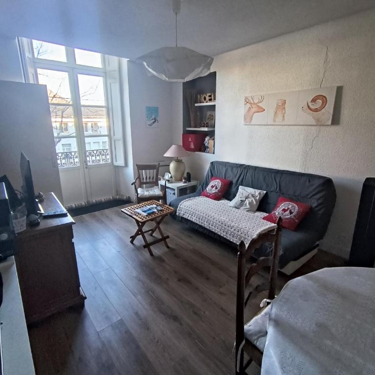 Charme de l'ancien - Two-Bedroom Apartment - 2