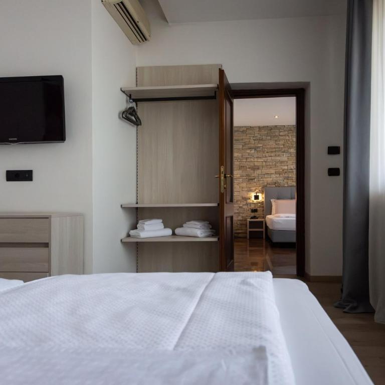 Hotel Virgilio - Camera Familiare Comunicante - 3