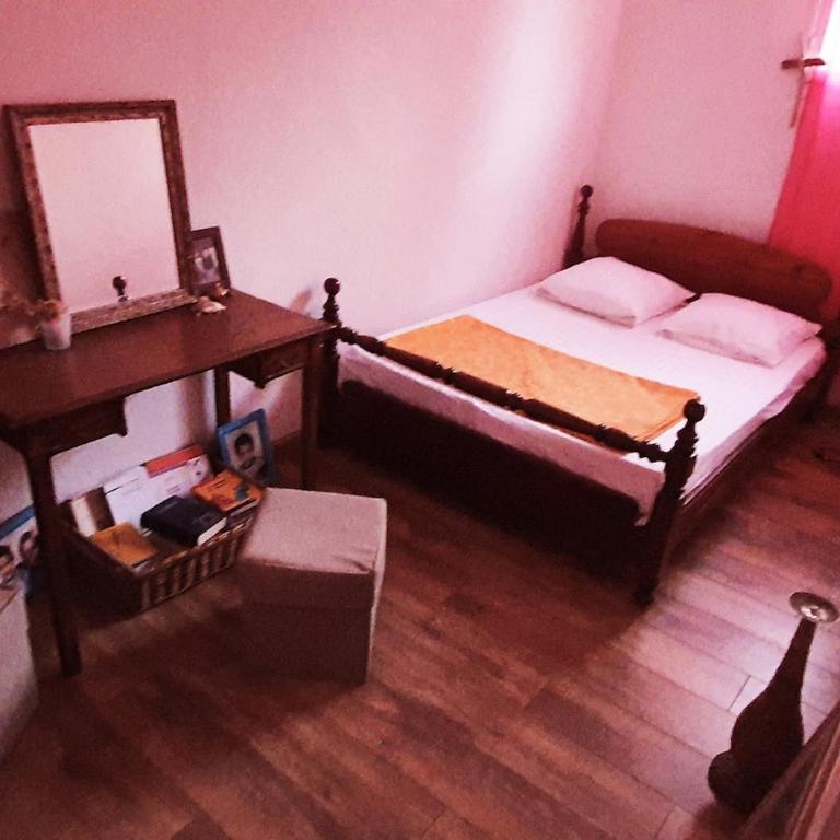 Ground floor apartment of a bucolic villa in town, garden et parking - Maison 1 Chambre - 9