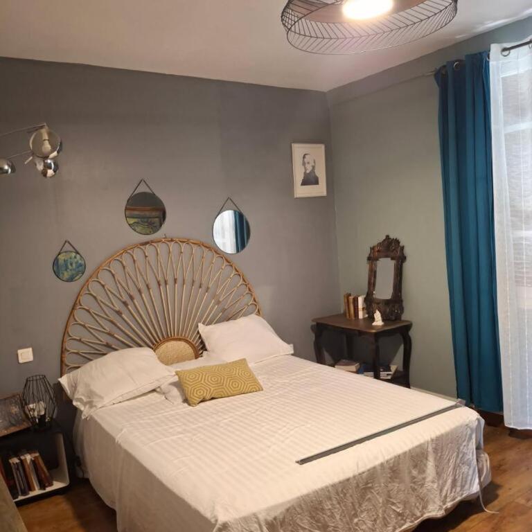 Ground floor apartment of a bucolic villa in town, garden et parking - Maison 1 Chambre - 16