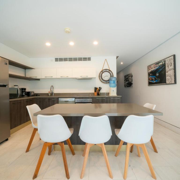 1BR Condo on Calle 38 - Pet Friendly, Pools & Gym - One-Bedroom Apartment - 6