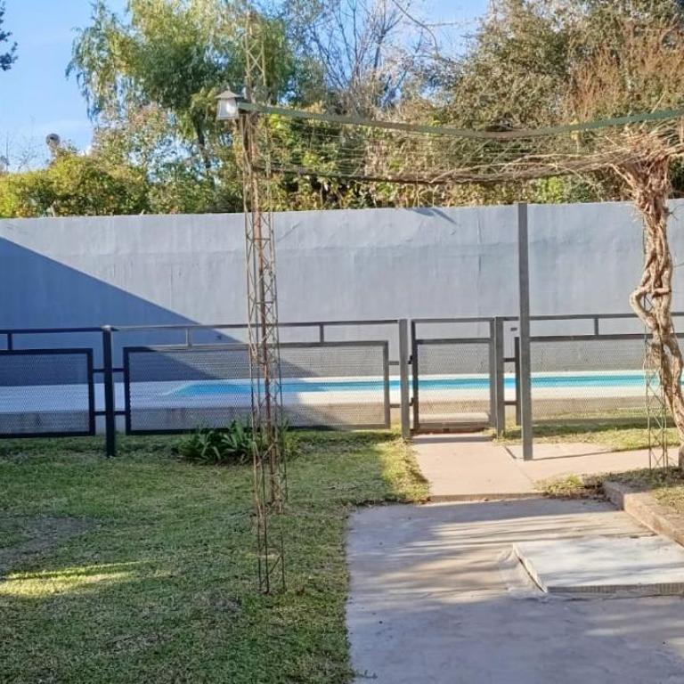 Alquileres Brun - Casa con Pileta - Four-Bedroom House - 11
