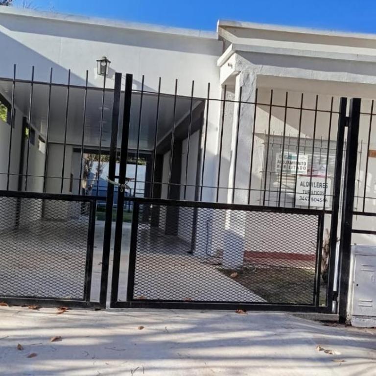 Alquileres Brun - Casa con Pileta - Four-Bedroom House - 13