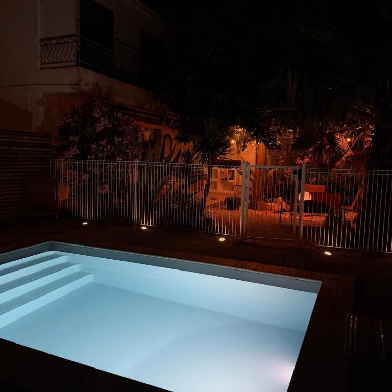 Bas de villa, 6 personnes, piscine, proche plages - Maison 2 Chambres - 9