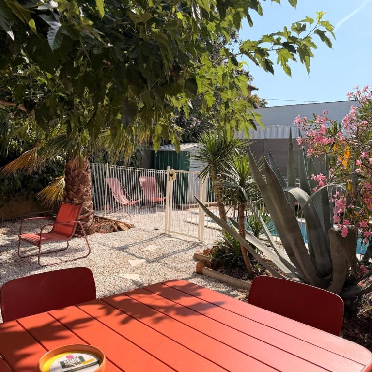 Bas de villa, 6 personnes, piscine, proche plages - Maison 2 Chambres - 10