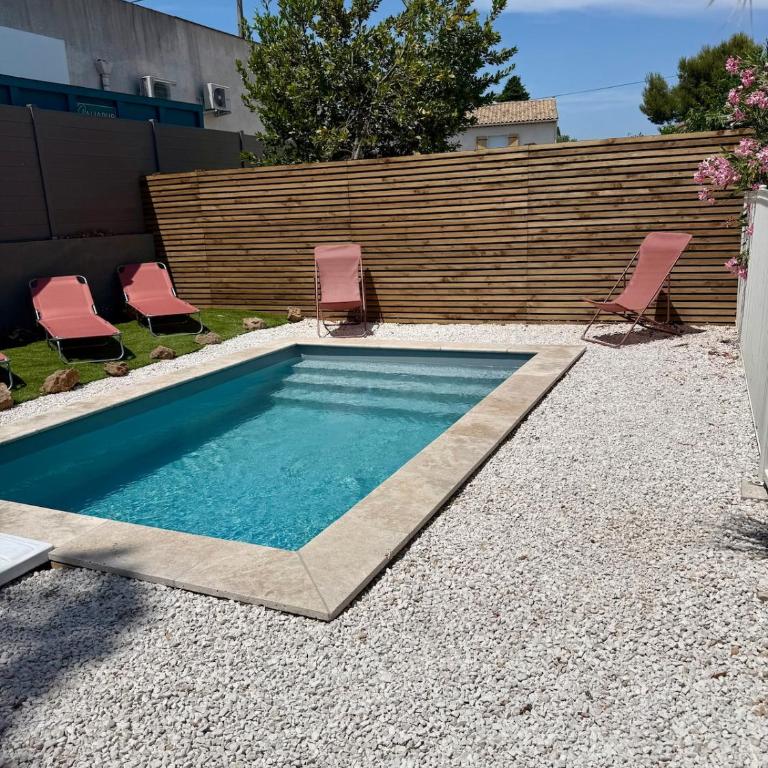 Bas de villa, 6 personnes, piscine, proche plages - Maison 2 Chambres - 22