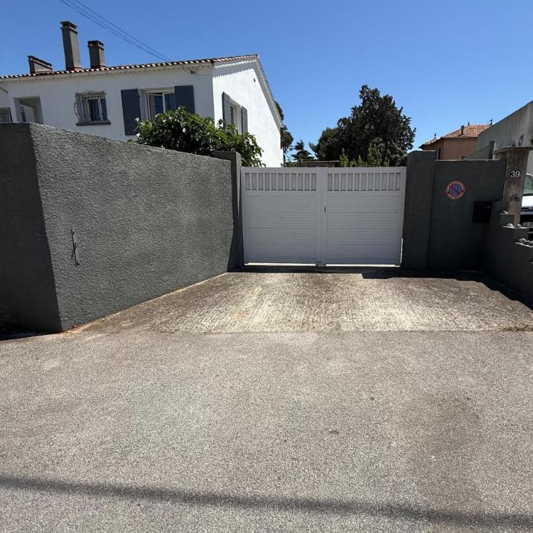 Bas de villa, 6 personnes, piscine, proche plages - Maison 2 Chambres - 26