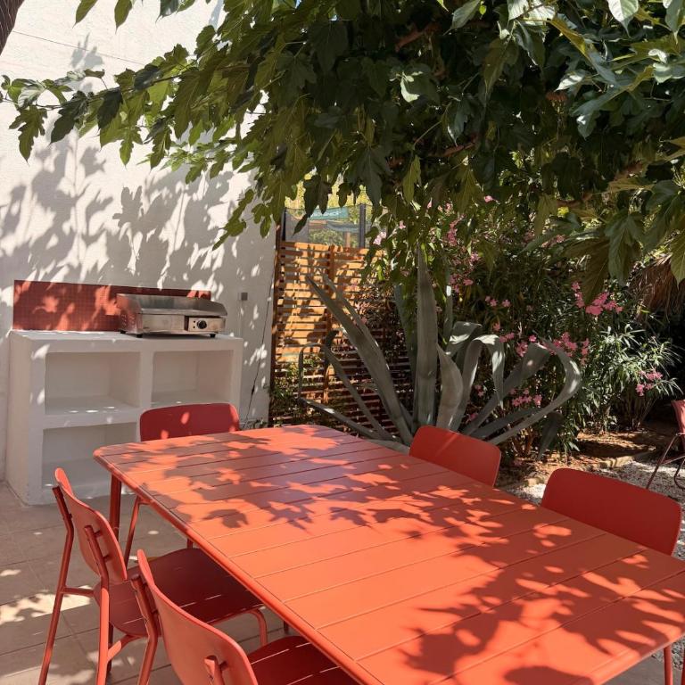 Bas de villa, 6 personnes, piscine, proche plages - Maison 2 Chambres - 30