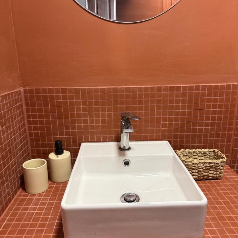 Bas de villa, 6 personnes, piscine, proche plages - Maison 2 Chambres - 38