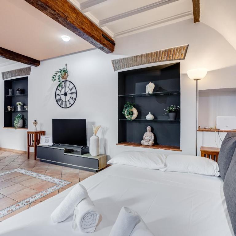 Terracotta & Wooden Beams Style in Historic Center of Rome - Two-Bedroom Standard Apartment - 14