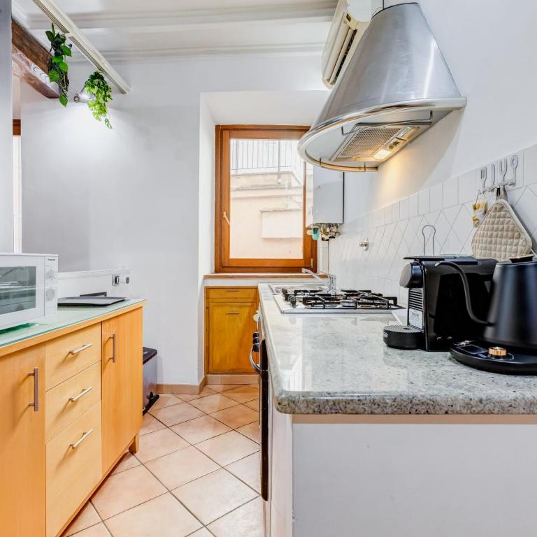 Terracotta & Wooden Beams Style in Historic Center of Rome - Two-Bedroom Standard Apartment - 6