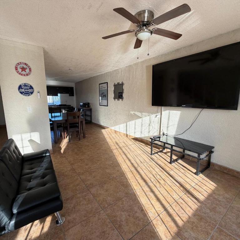 Shoreline Condo 4 Desert Oasis Free Wifi, Cool AC - Two-Bedroom House - 1
