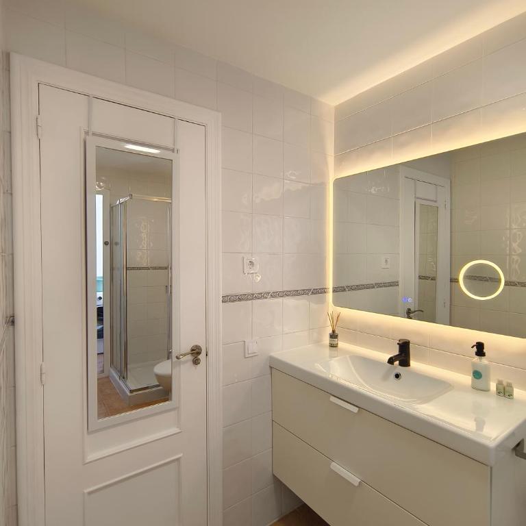 Sueño en el Paraíso - Bright & Modern Apartment with Sea Views & AC - Apartment mit 2 Schlafzimmern, einem Balkon und Meerblick - 11