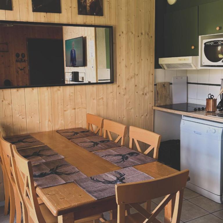 Petit chalet de montagne cosy - 6 personnes - piscine chauffée et sauna - Chalet mit 2 Schlafzimmern - 11