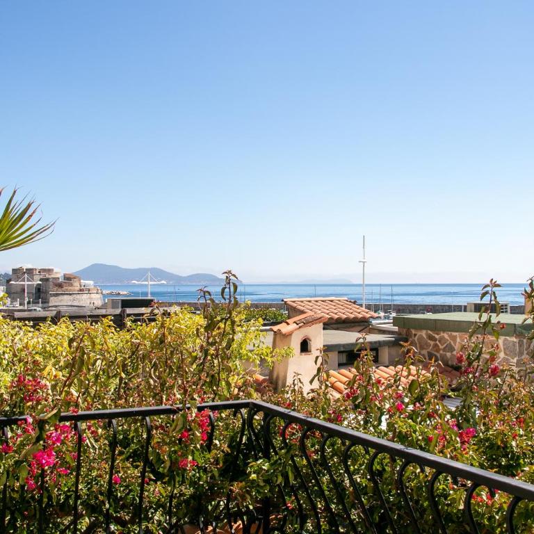 Best Western Plus La Corniche - Chambre Lit Queen-Size Supérieure avec Balcon - Vue sur Mer - Non-Fumeurs - 4
