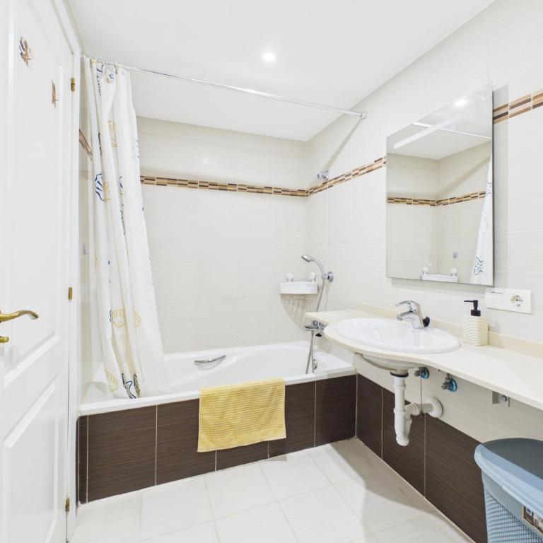 Duquesa Bella Vista - with pool and private garden - Two-Bedroom Apartment - 10