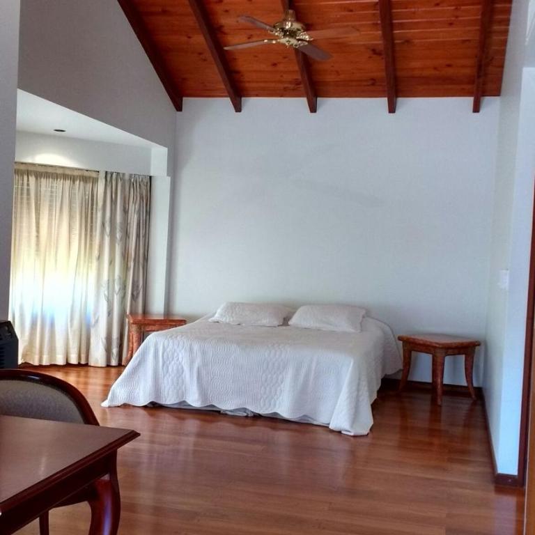 Country house facing the river with tennis court - Four-Bedroom House - 10