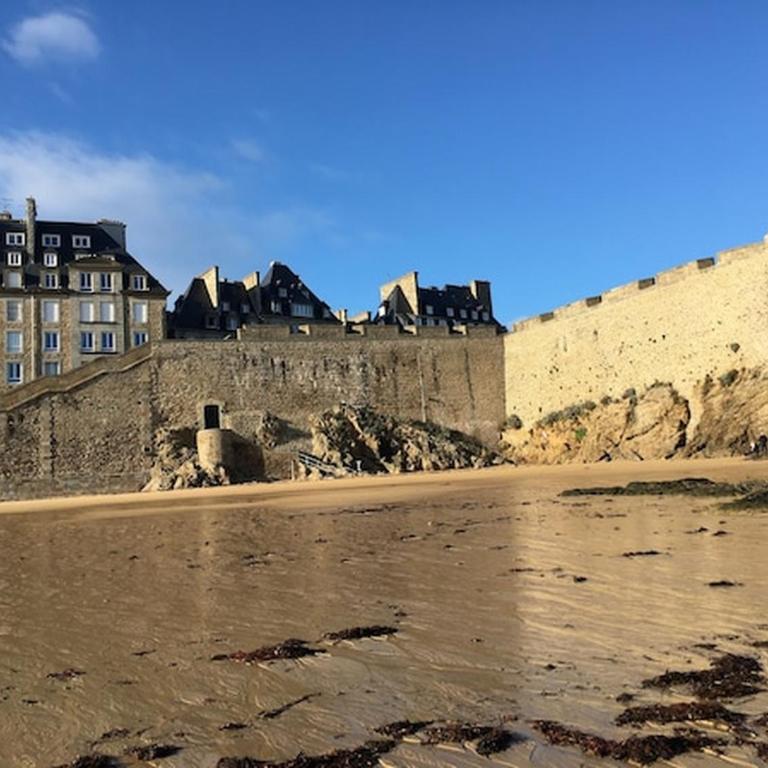 Rare ! Appartement en plein centrorique, à 20 m de la plage, avec garage Vue depuis le balcon - Appartement 2 Chambres - 1