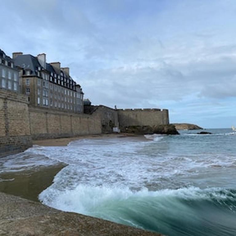 Rare ! Appartement en plein centrorique, à 20 m de la plage, avec garage Vue depuis le balcon - Appartement 2 Chambres - 2