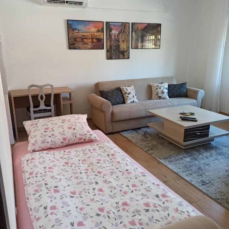 Peaceful Courtyard Apartment Sarajevo - One-Bedroom Apartment - 8