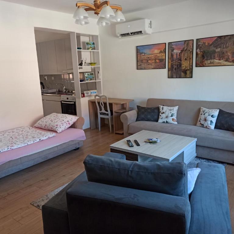 Peaceful Courtyard Apartment Sarajevo - One-Bedroom Apartment - 1