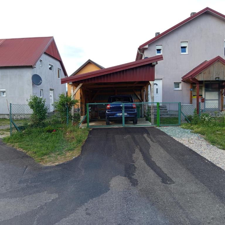 GUESTHOUSE TARA - Dvokrevetna Soba sa Bračnim Krevetom - 14
